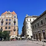 Luxury Model * Budapeste