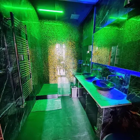 Luxury Model 布达佩斯